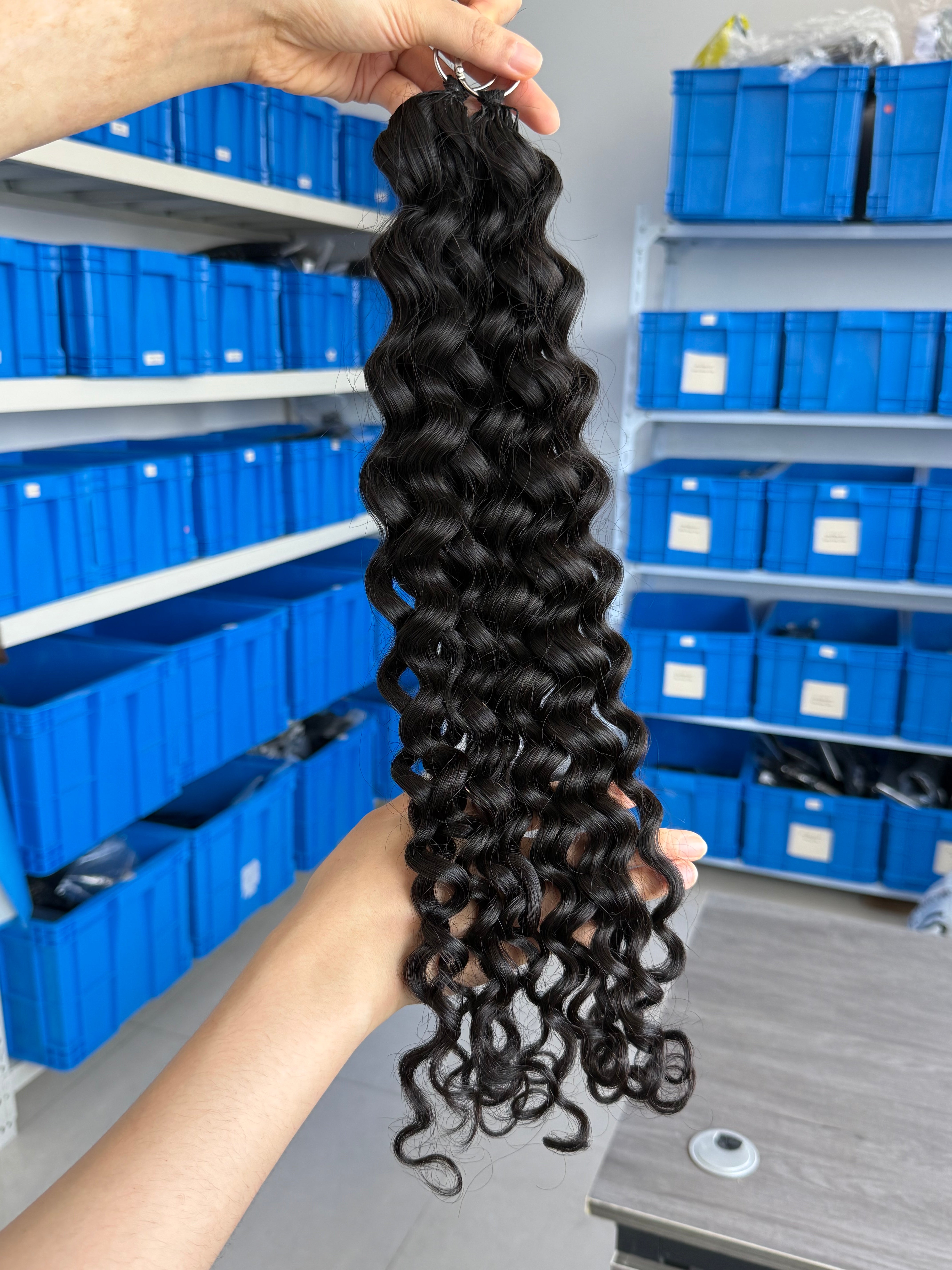 Close-up of knotless pre-separated crochet hair extensions loose curly – natural look, quick install, tangle-free