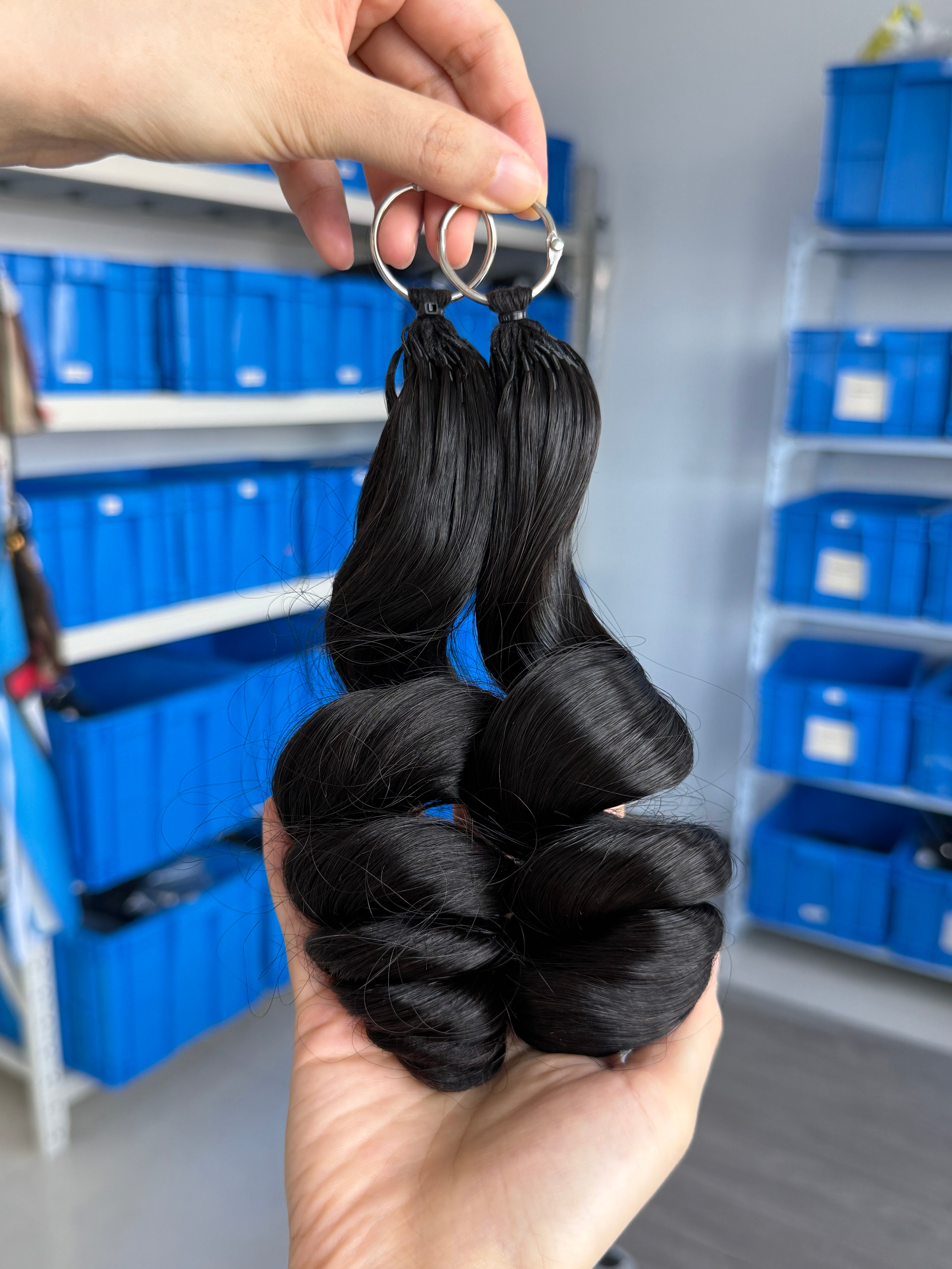 Close-up of knotless pre-separated crochet hair extensions loose wave – natural look, quick install, tangle-free
