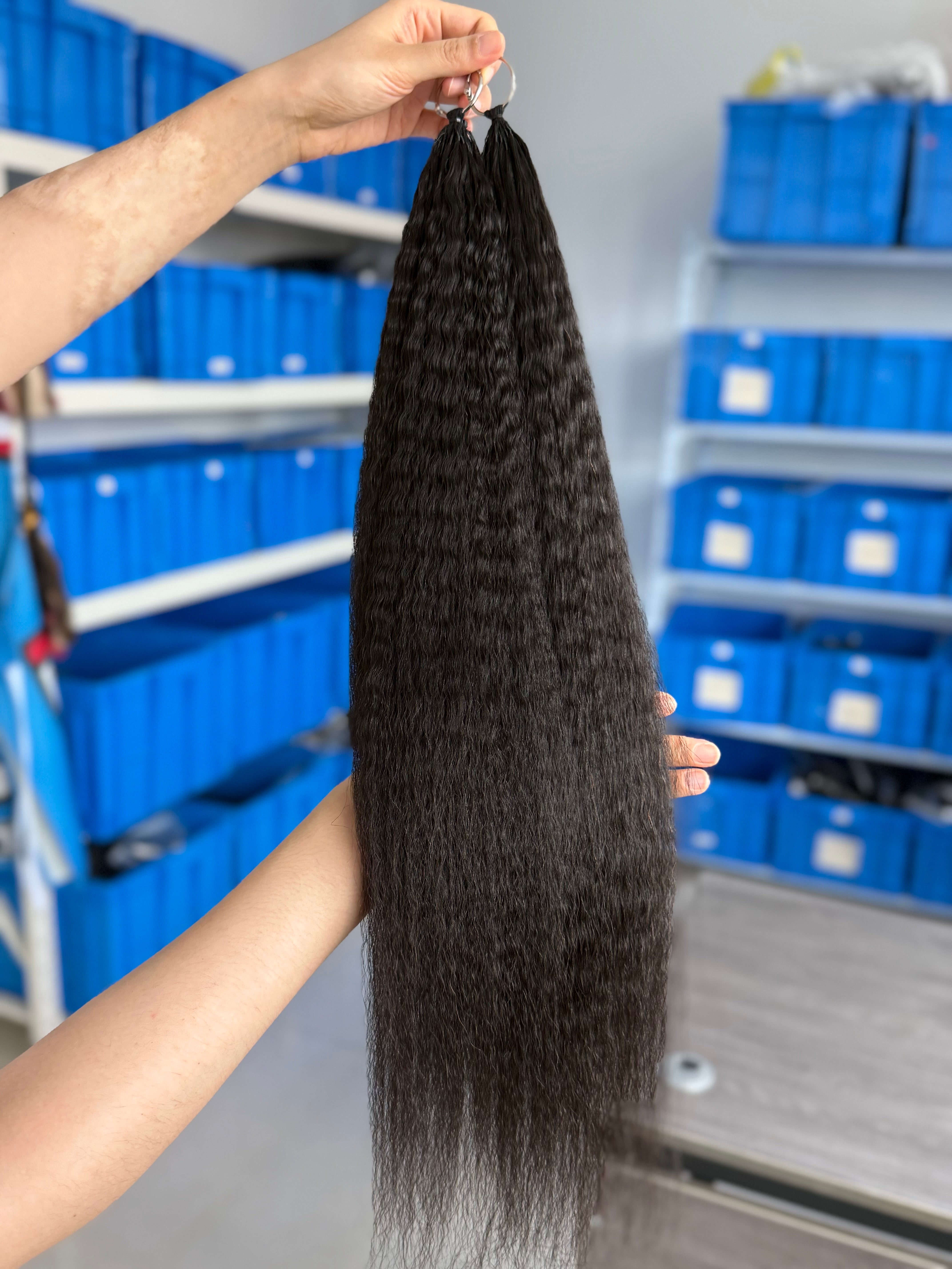 Close-up of knotless pre-separated crochet hair extensions kinky straght – natural look, quick install, tangle-free