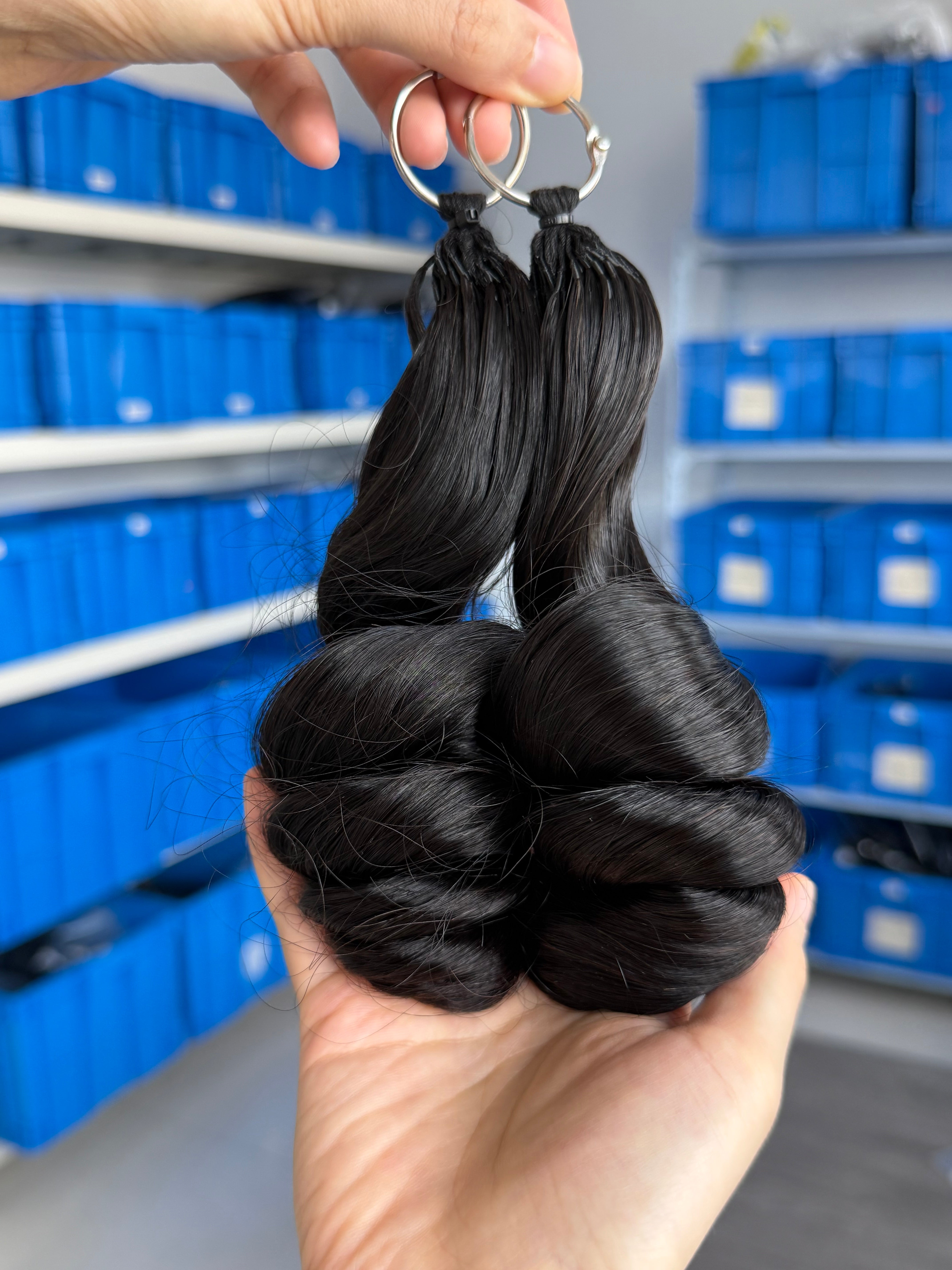 Close-up of knotless pre-separated crochet hair extensions loose wave – natural look, quick install, tangle-free