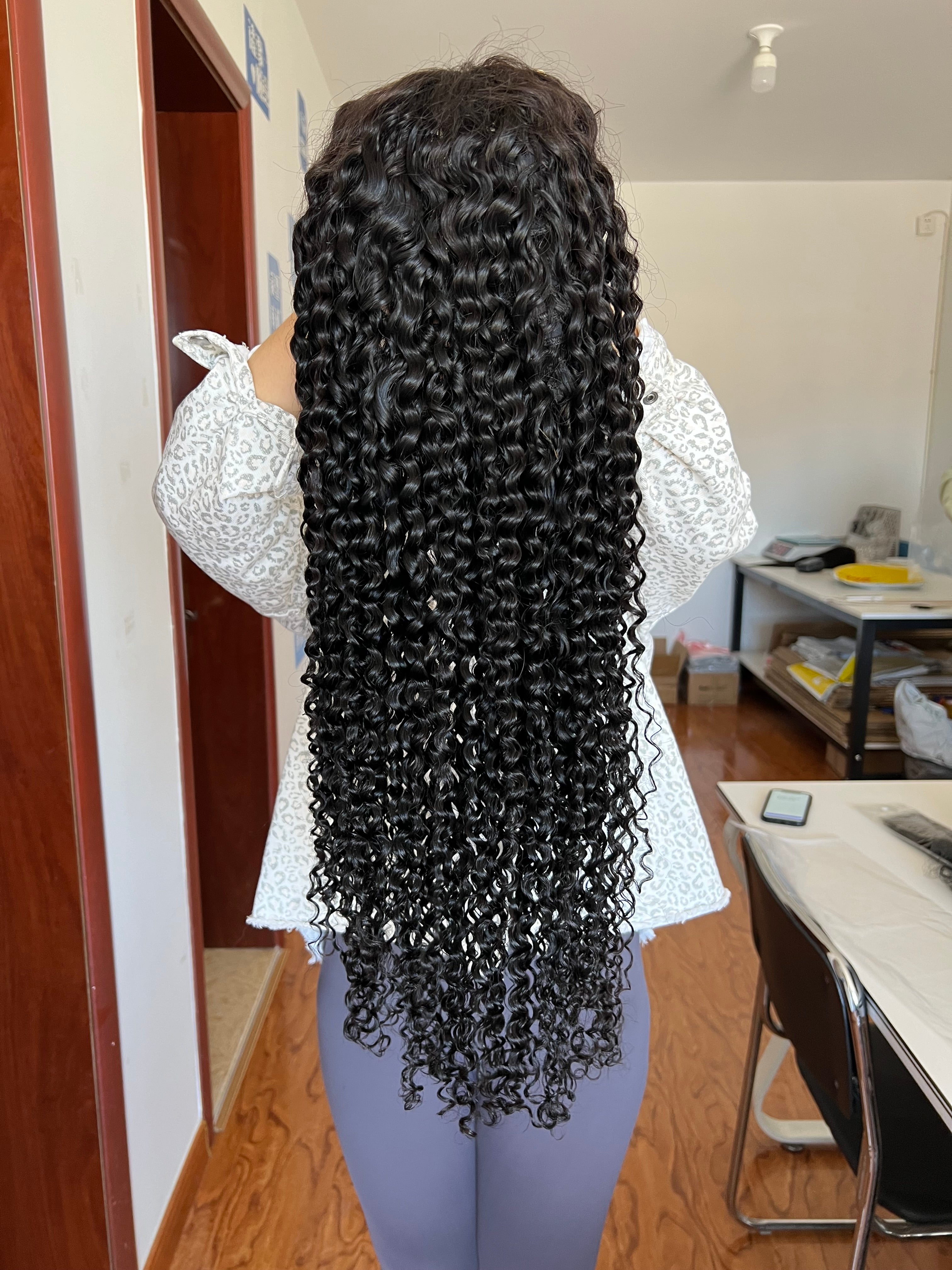 Frontal view of V-part Wig Deep Curly – Voluminous & Long-Lasting Curls