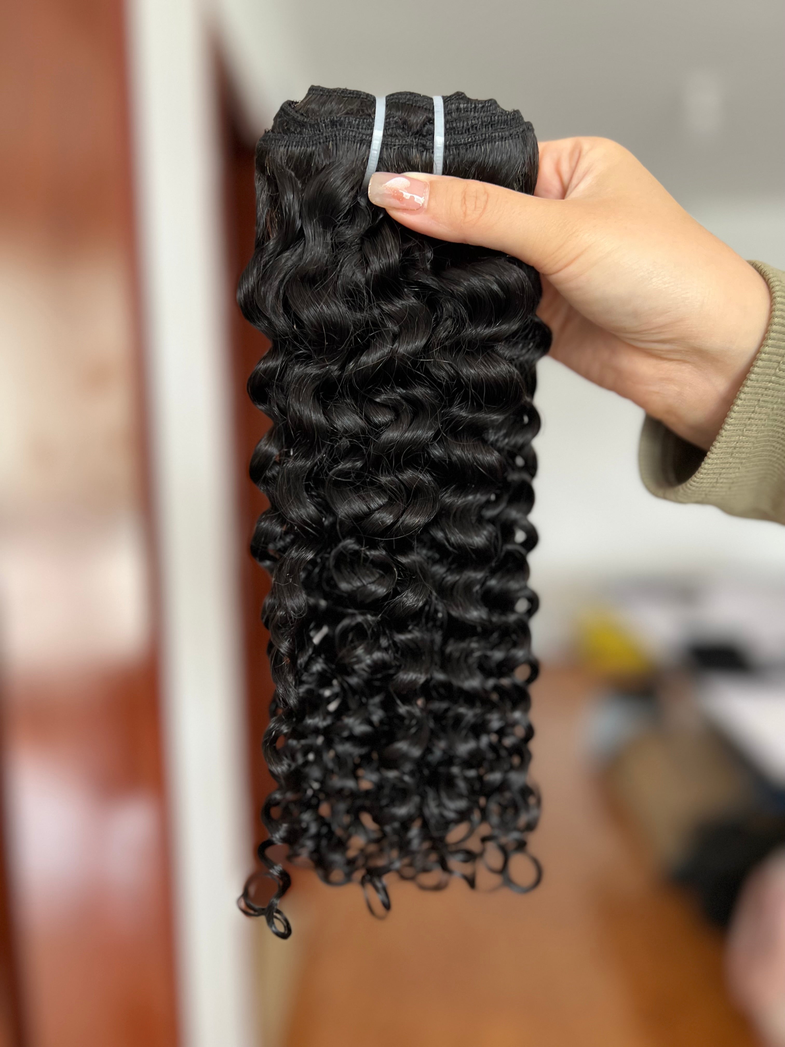 Clip-in Hair Loose Curly – Lightweight & Natural Bounce