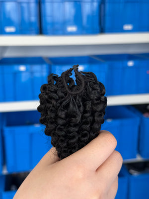 Close-up of knotless pre-separated crochet hair extensions Afro kinky curly – natural look, quick install, tangle-free