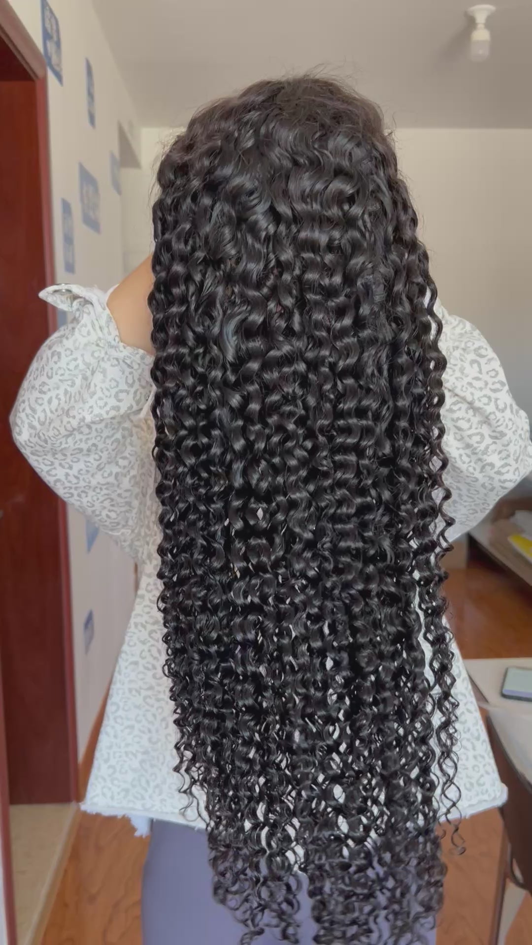 V-part Wig Deep Curly – Voluminous & Long-Lasting Curls